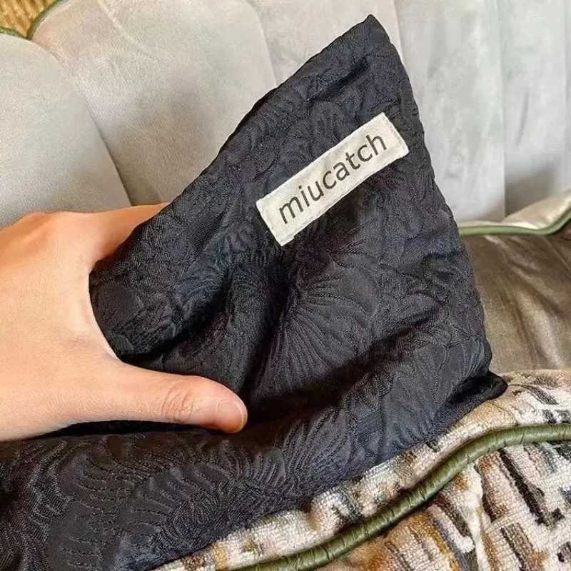 Pink Floral Embossed Portable Bag Stylish Beautiful Cosmetic Bag Large Capacity Simple Storage Bag Suitable for Everyday UseW251021