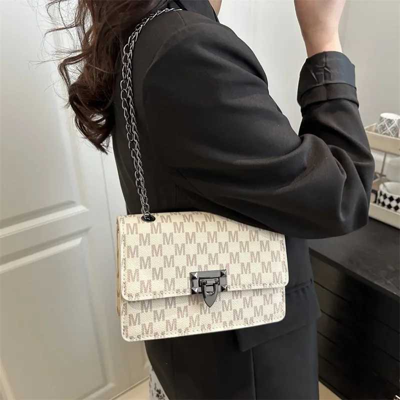Retro High Quality Crossbody Bag 2025 New Korean Version Chain Small Square Bag Stylish Commuting Single Shoulder Underarm Bag fXJ251021