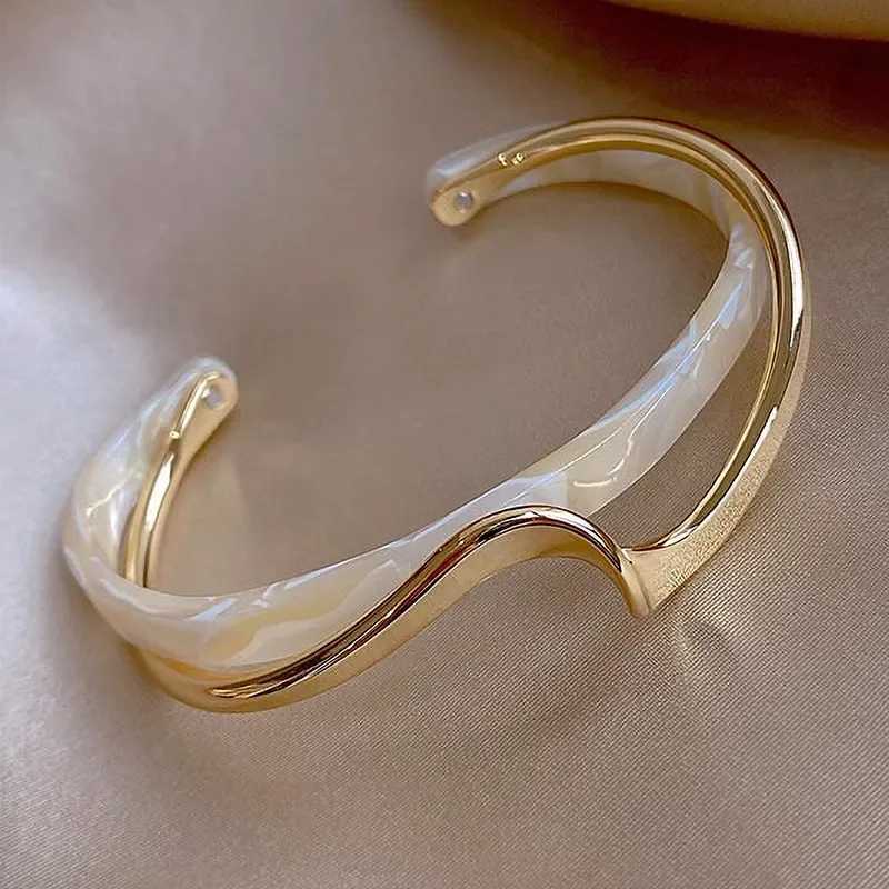White Shellfish Bracelets Board Bend Metal Bangles Womens Hand Bracelets Geometric C shaped Opening Bracelets Jewelry Gifts J251021
