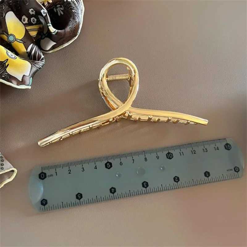 AISHG Large Metal Hair Claw Glossy Grab Clip for Women Ponytail Clip Alloy Cross Hair Clip Hairpin Fashion Girl Hair AccessoriesW254021