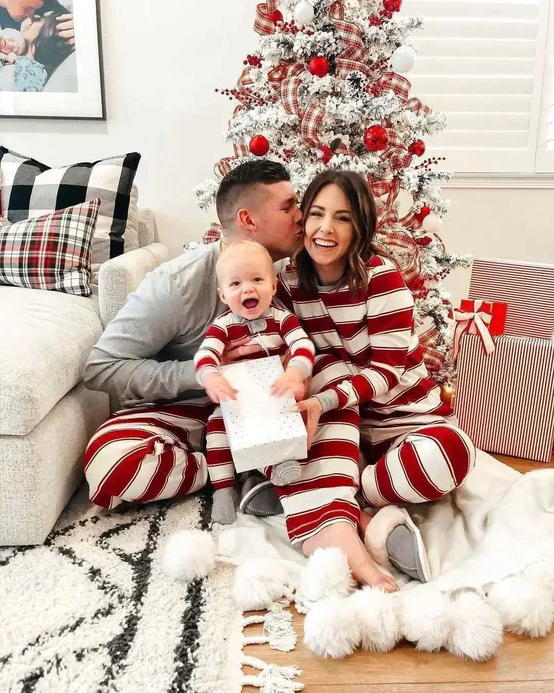 New 2025 Striped Print Matching Christmas Outfit Mom Dad Kids Family Set Soft Loose Pajamas Baby Romper Thin Sleepwear Xmas Look L251021KYZ5