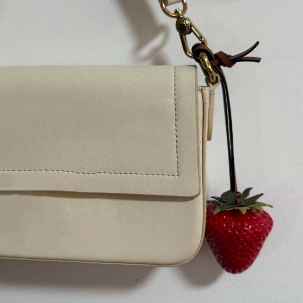 Funny Waterproof Strawberry Key Ring Elegant Alloy Versatile Bag Charm Handmade Vivid Red Resin Fruit Pendant Girls J251121