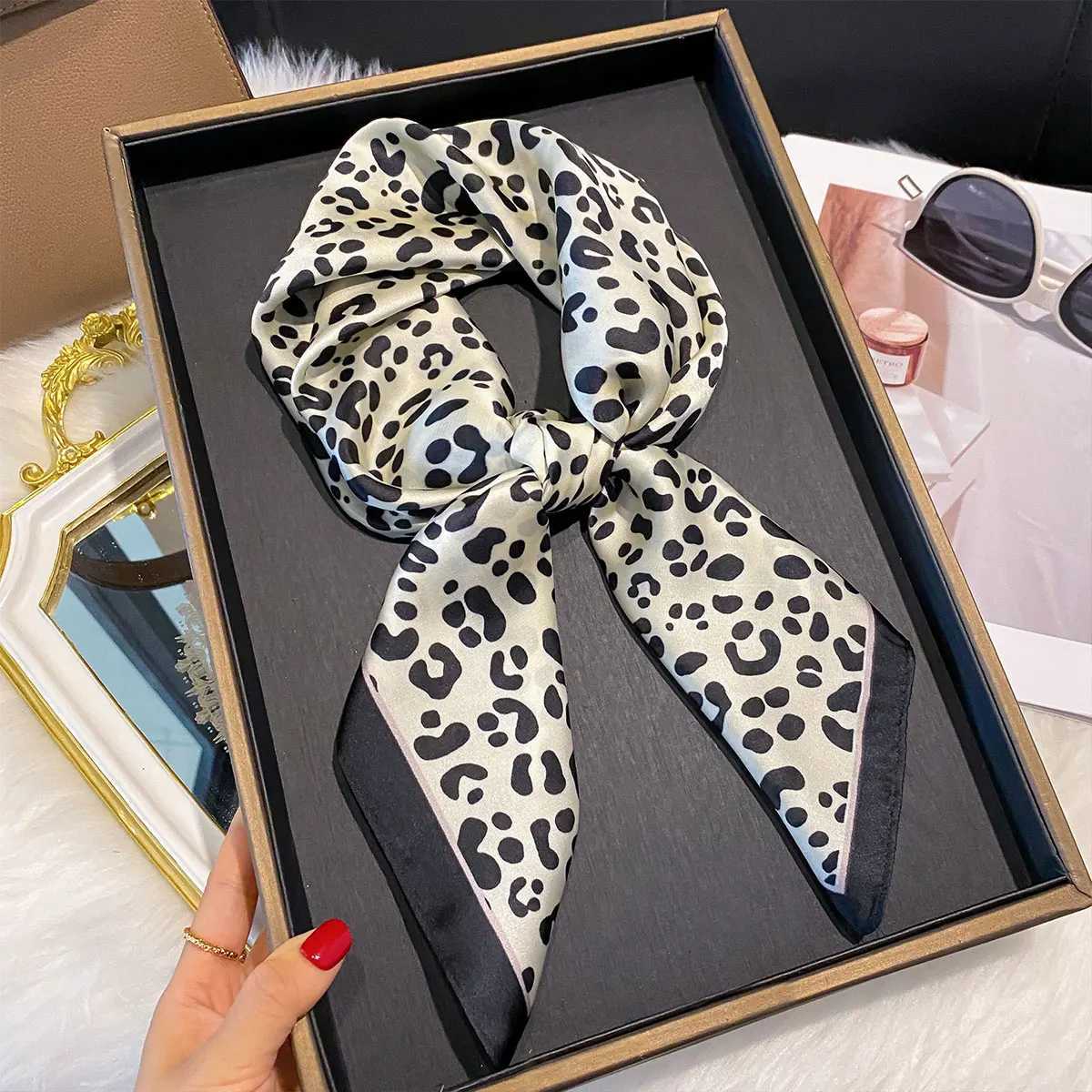 2025 New Fashion 70X70cm Wens Scarf Silk opard Print Scarf Square Shawl Decorative band Neck Luxury Design BandanaW251021