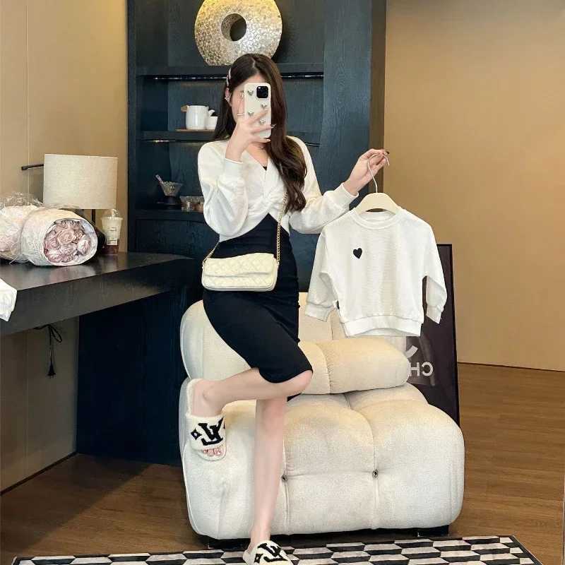 Family Clothes Korean Mom Daughter Girl Dress Sets Dad Son Child Matching Sweatshirts Baby Romper Women Dresses Outfits Couple L251021UP07