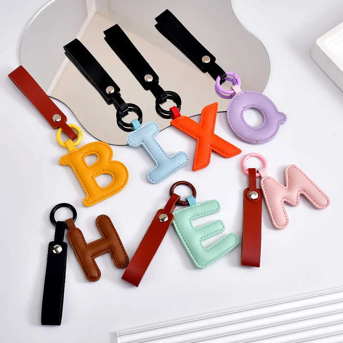 PU Leather 26 Letter Keychain Simple AZ Initials Keyring for Women Unisex Bag Car Phone Pendant Luggage Lanyard Accessories W251021