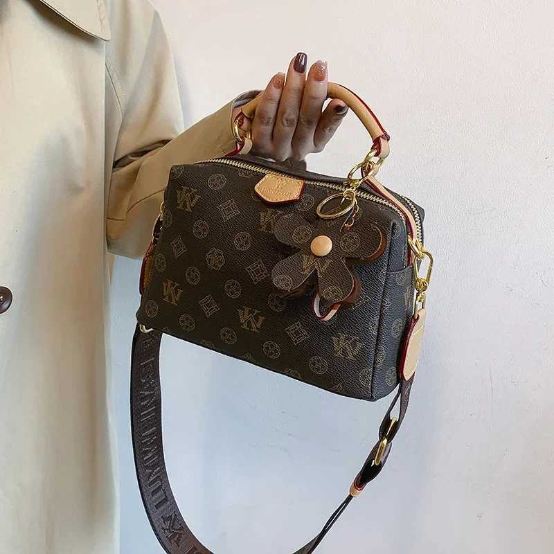 Luxury ParisianInspired Tote Bag for Women Elegant Crossbody Handbag Vintage Minimalist Leather with Fashionable Detailing Z251018