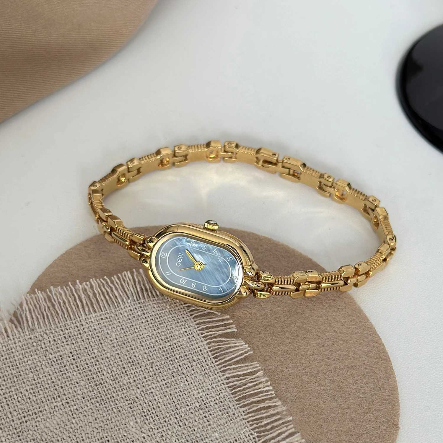 Fashion Thin Women Bracelet Retro Oval Dial es Woman Light Luxury Fashion Small Gold Quartz Wrist Gift ClockXJ251021