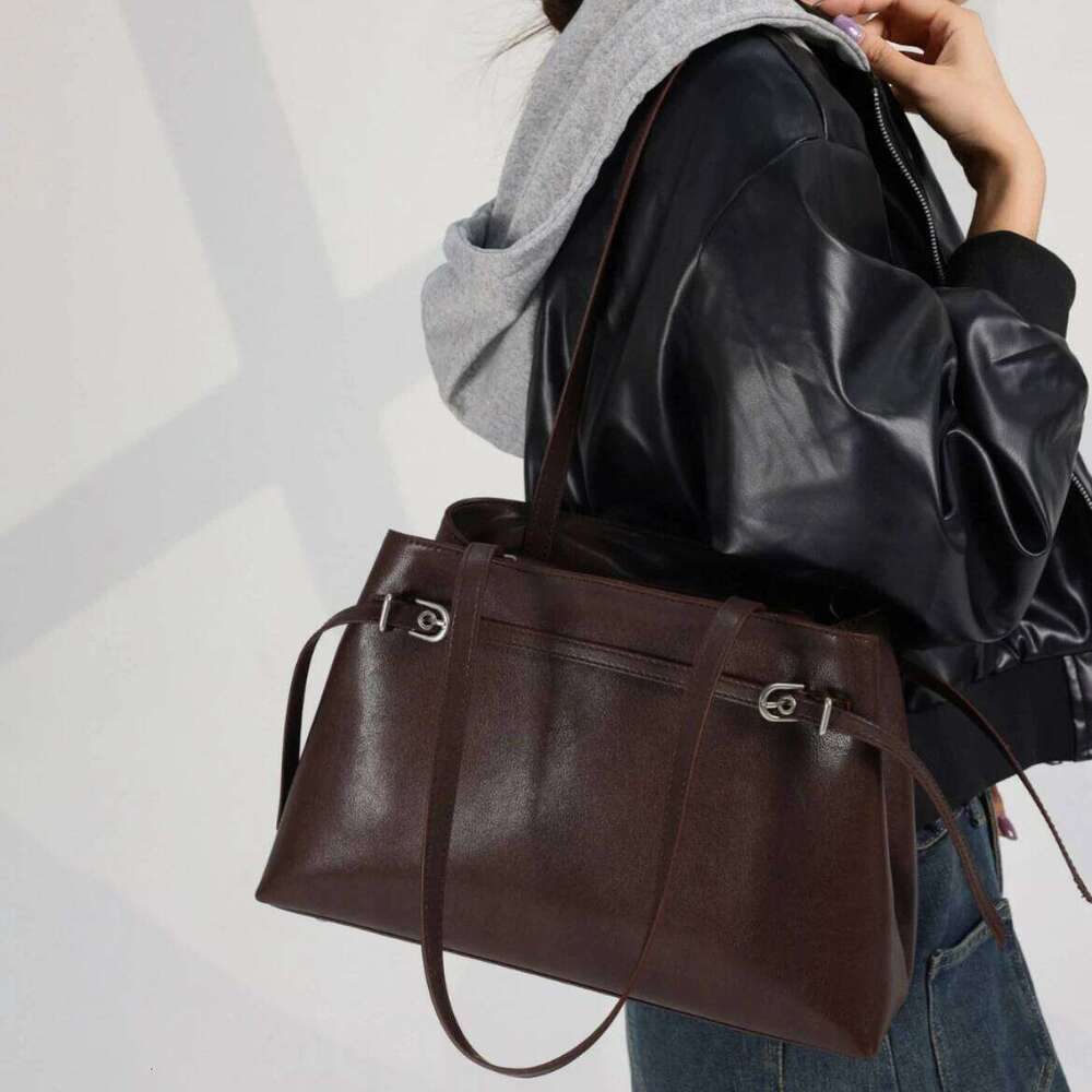 Split Leather Women's Underarm New Niche Design Large Capacity Commuting Vintage Fashionable One-Shoulder Crossbody Bag 251021