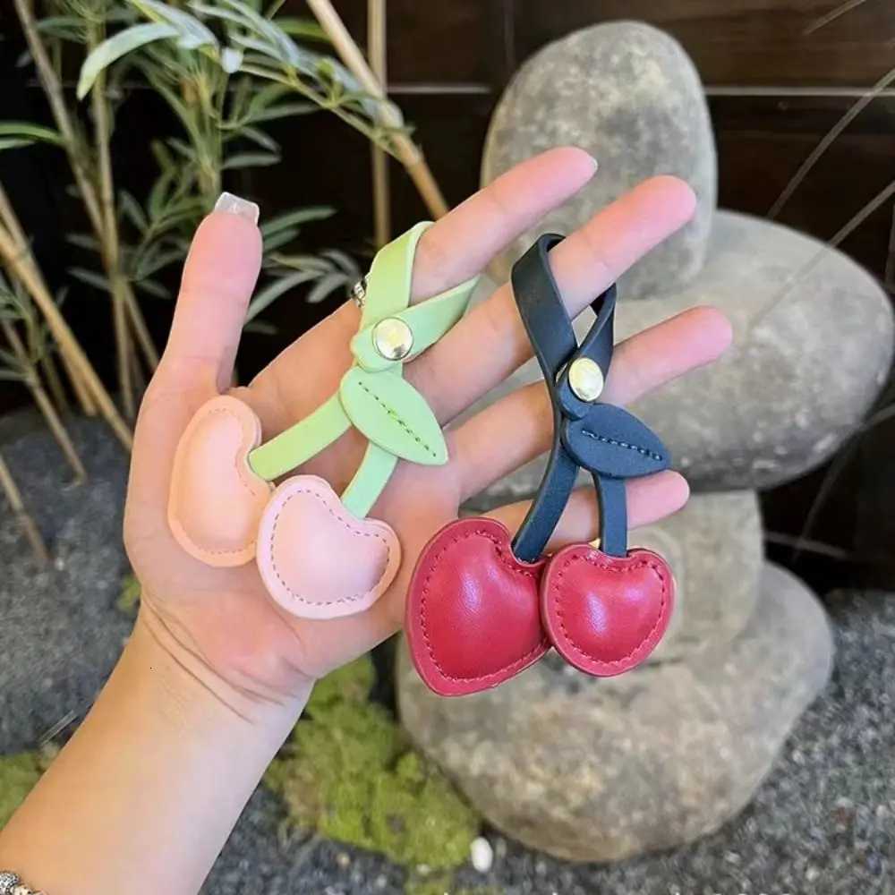 Trendy PU Leather Keychain Love Cartoon PU Leather Hanger Fashion Car Keyring Bag Pendant Men W251021