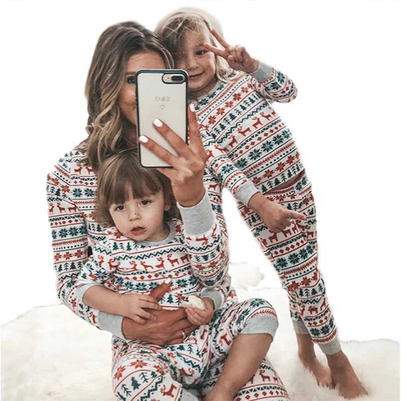 Christmas Family Matching Outfits Nighty Family Suits with Elk Tree Printing Long Pajama Sets MotherFatherKidBaby Sleepwears L25102195L5