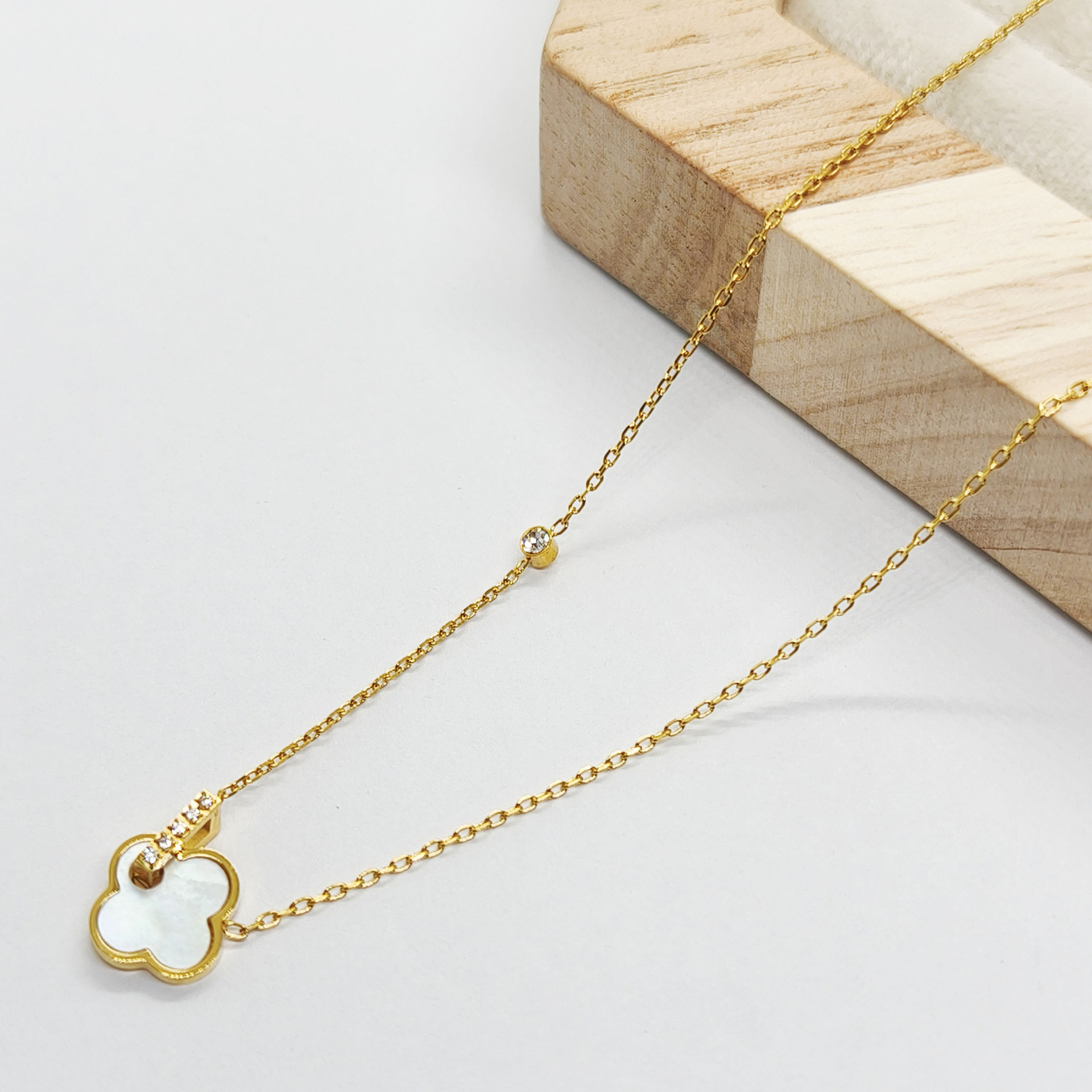 Luxury necklace Four leaf clover necklace for women light luxury versatile niche design high-end feeling collarbone chain accessories trendy Designer 