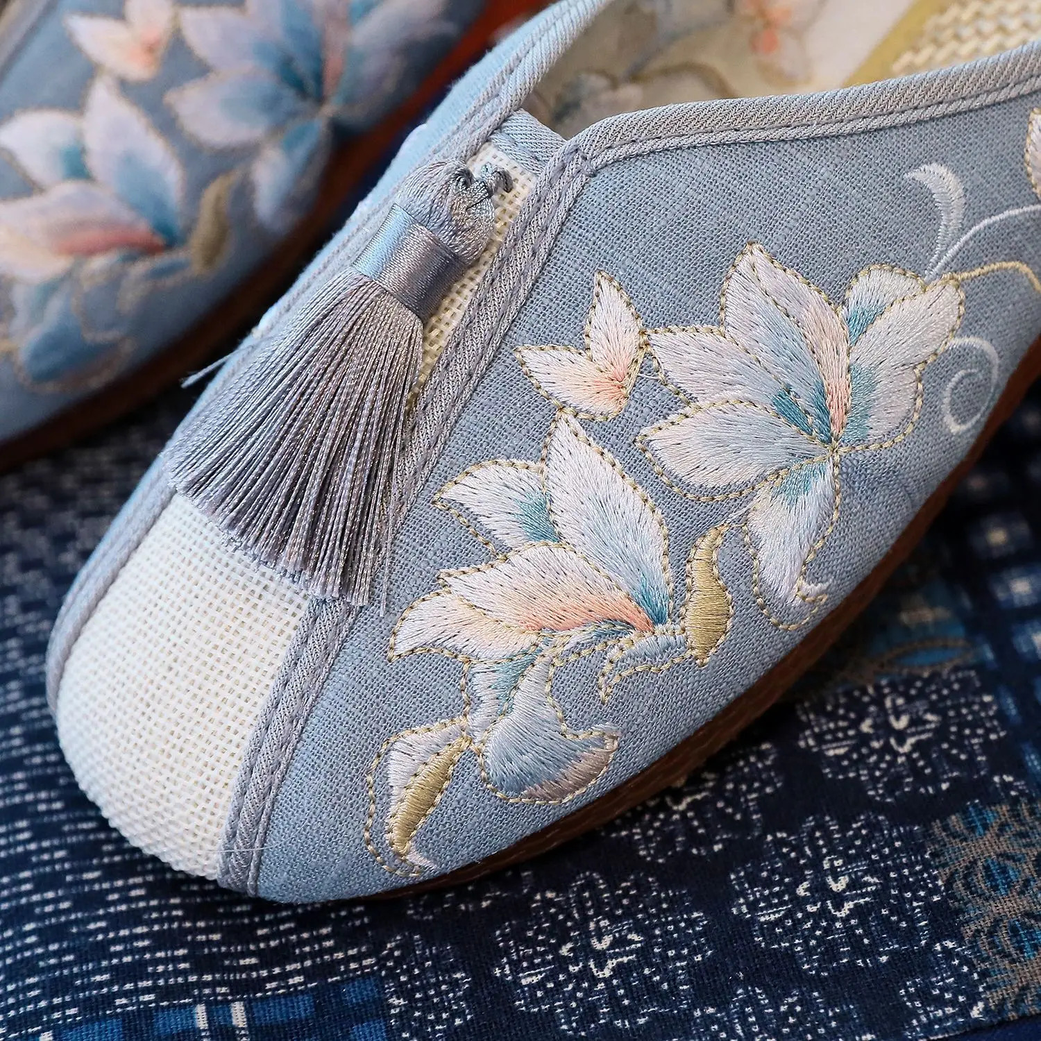 Chinese Style Flowers Embroidered Women Slippers Ladies Close Toe Leisure Comfort Flat Shoes 251011