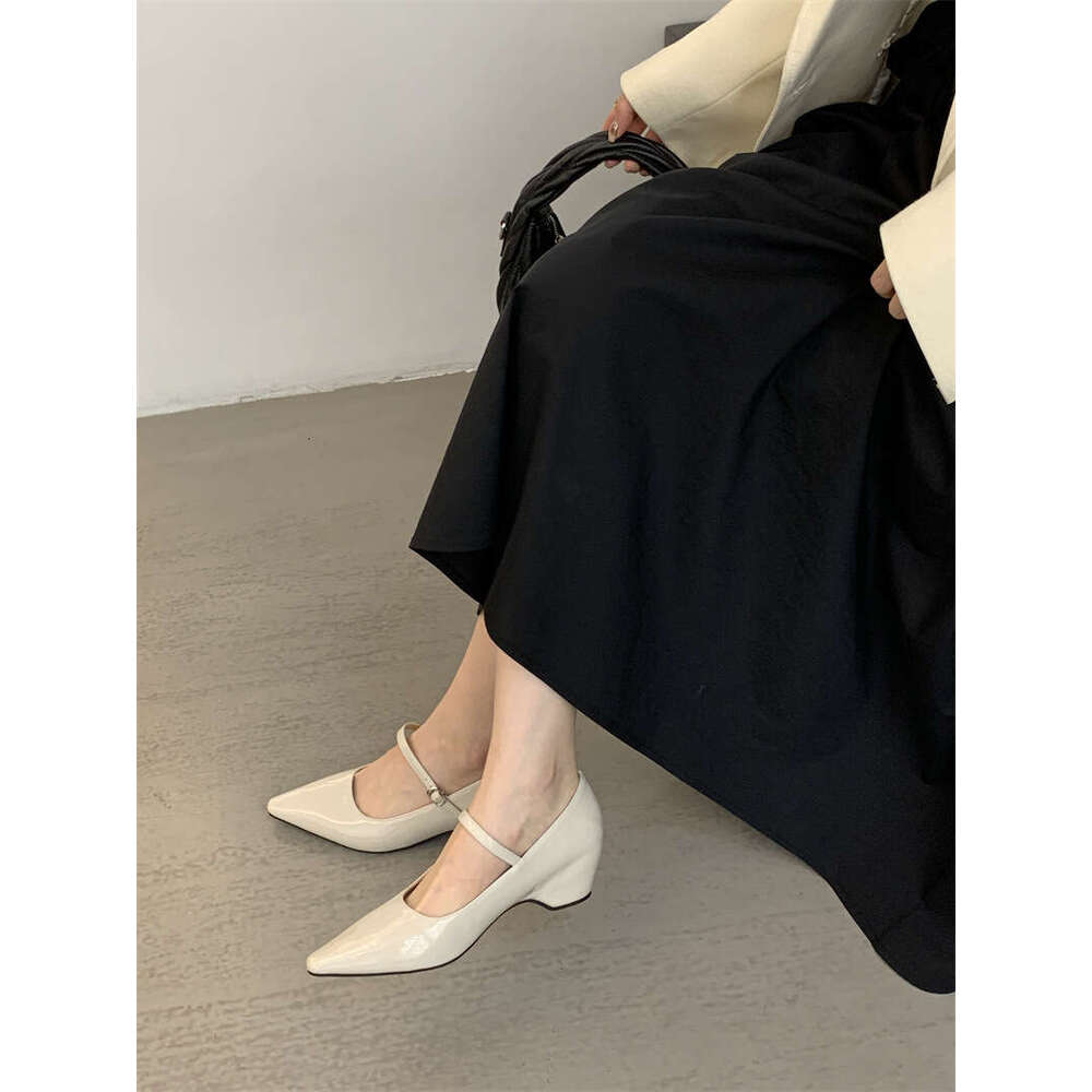 New Designer Shoe Women's Elegant Mary Jane with Shallow Mouth, High Patent Leather Pointed Toe & Chunky Heel Single Shoes