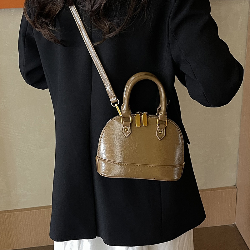 New Autumn And Winter Retro Style Women's Shoulder Bag Designer Bag With Color Block Splicing Luxury Handbag Trend Minimalist Pleated Pattern She