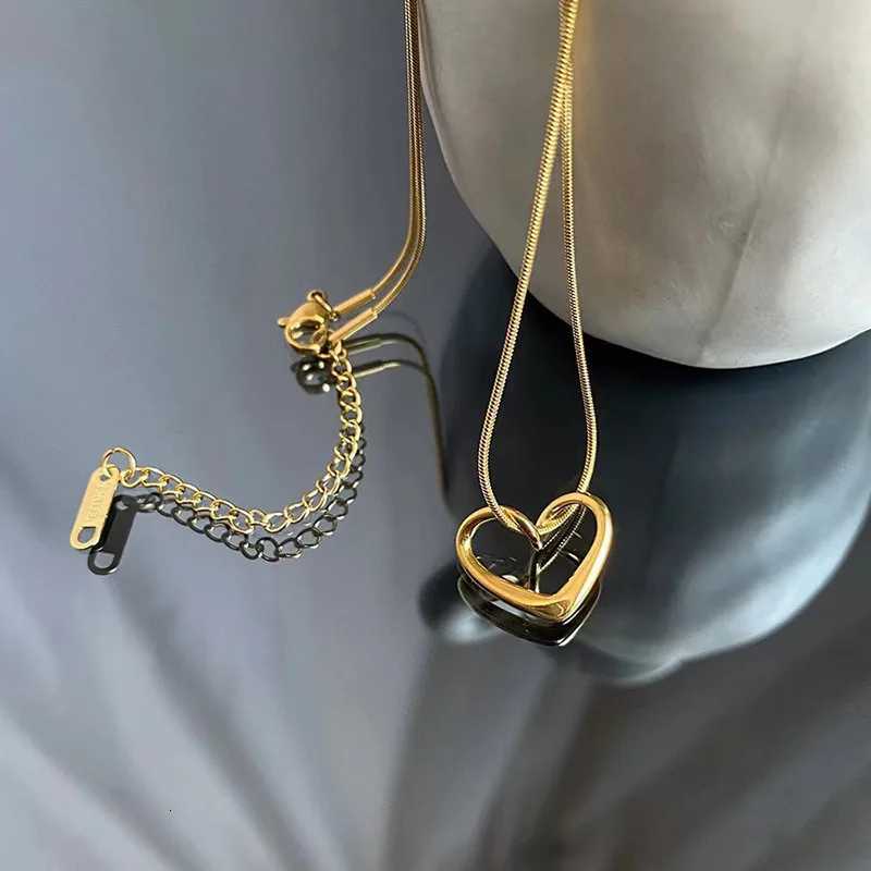 Stainless Steel Sweet Love Heart Pendant Necklace For Women Fashion Ladies Gold Color Clavicle Chain High Quality Jewelry Gifts V251022