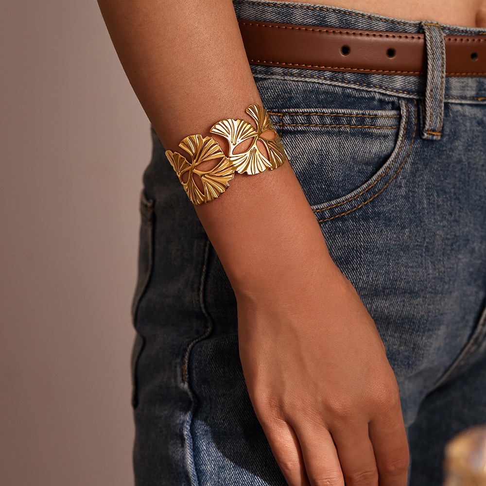 Retro-style metal iron bracelet and hand jewelry