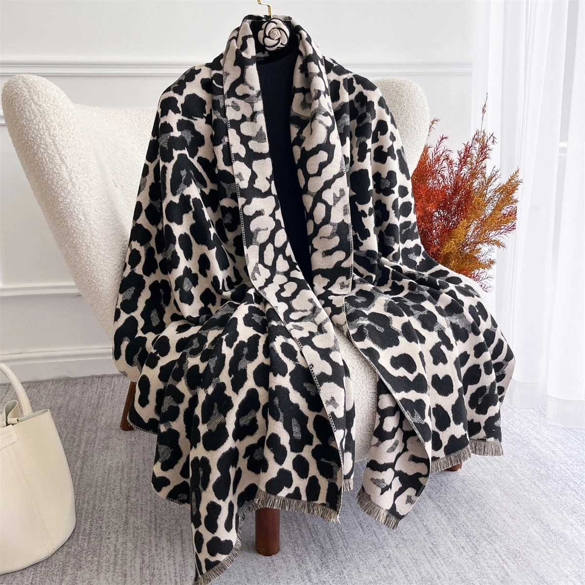 Winter Warm Women Scarf Leopard Pattern Designer Imitation Cashmere Thicken Shawl Scarves Female Wrap Blanket Foulard J251118
