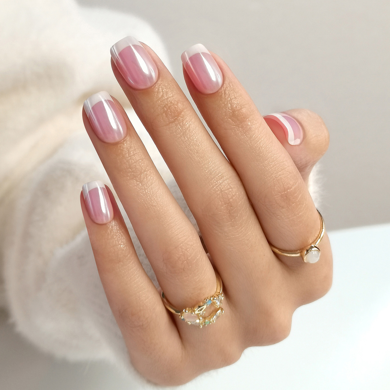 32Pcs False Nails Short Coffin Art Artificial with French Design Wearable Fake Nails Full Cover Press on Nail Tips Aurora French