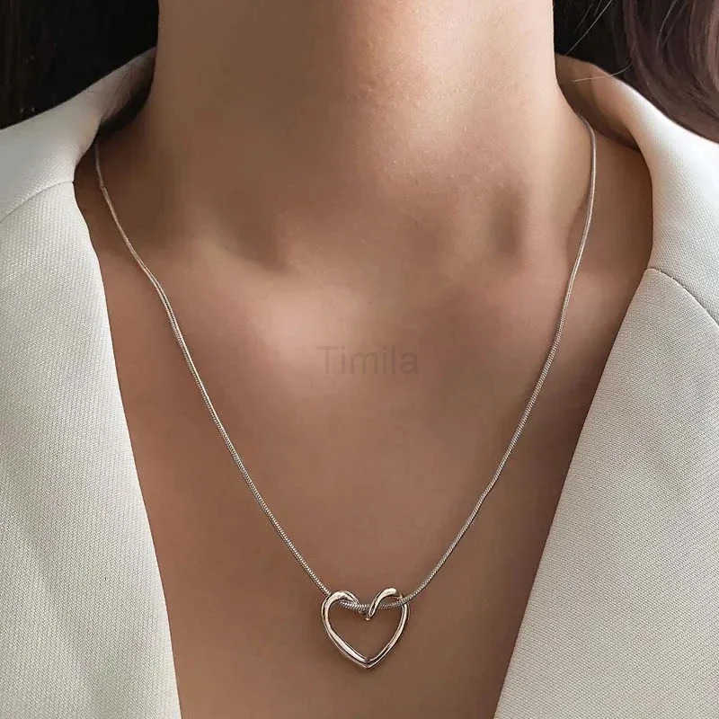 New Simple Hollow Love Heart Pendant Necklace for Women Fashion Creative Geometric Clavicle Chain Necklaces Party Jewelry Gift U251022