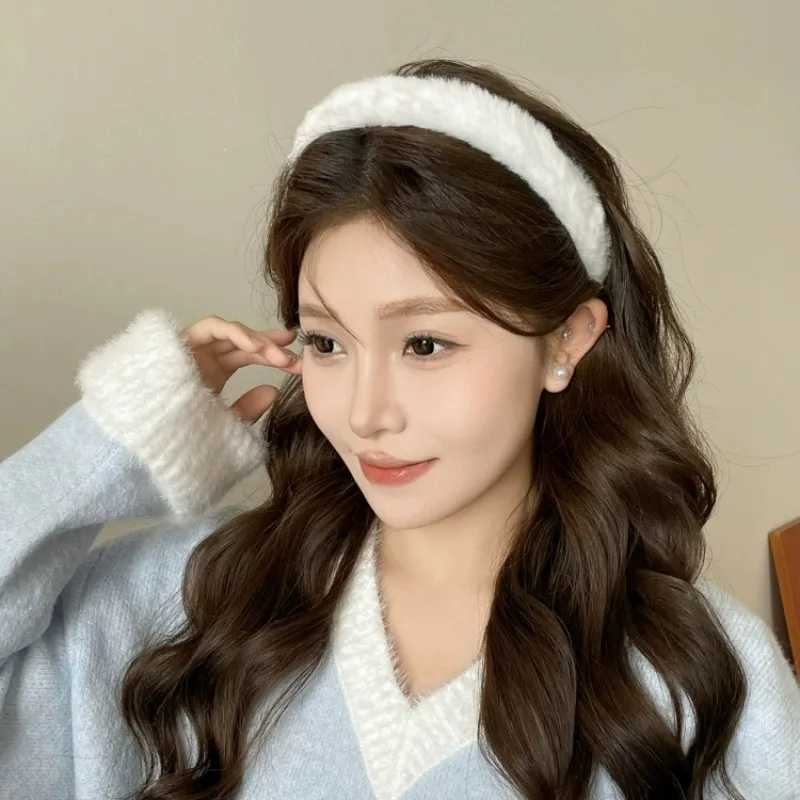 Korean Soft Headband Women Girls Plush Sweet Widen Plush Hair Bands Faux Fur Headbands Fluffy Furry Hair Hoops Winter Headdress V251022