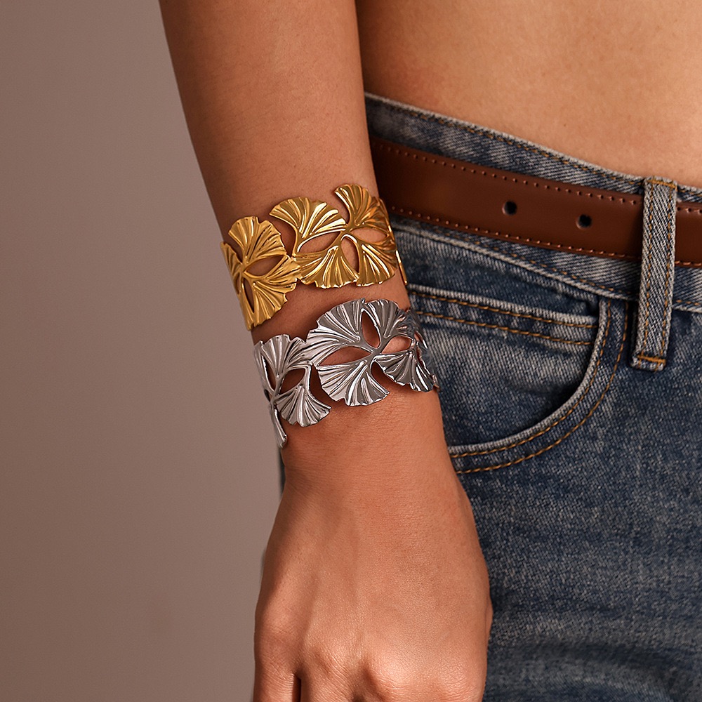 Retro-style metal iron bracelet and hand jewelry