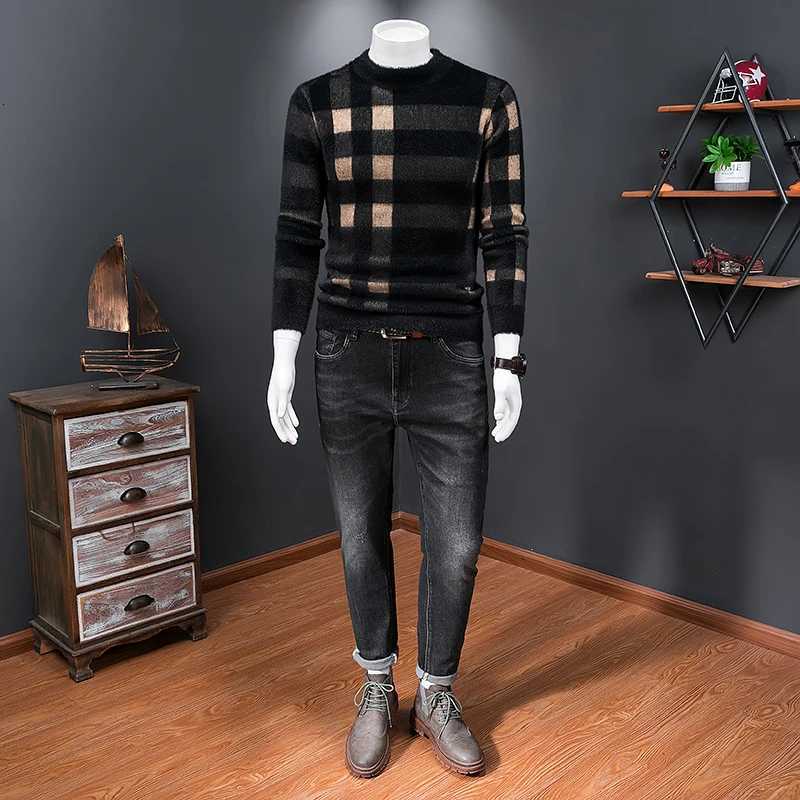 New Luxury Brand Autumn Winter Mens Knitted Pullover ONeck Striped Jacquard Sweater Fashion Versatile Warm Trend Mens WearXJ251022