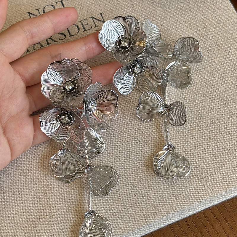 Designer earrings Retro Elegant Pearl Flower Shell Zircon Earrings for Women High Grade and Light Luxury Earrings free shipping diamond earrings