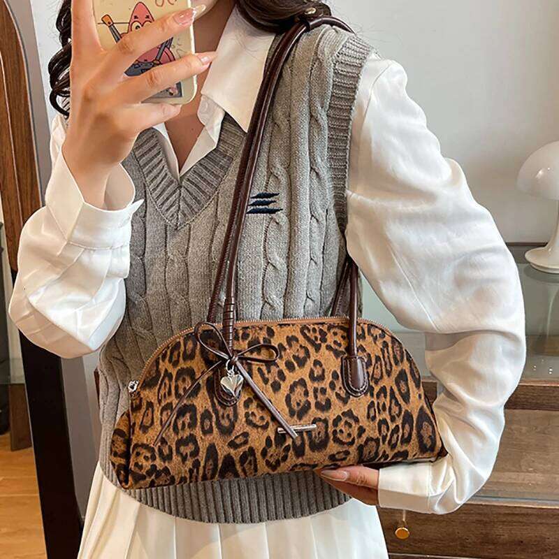 Retro American Crossbody Women's Fashionable Handheld Casual Single Shoulder Bag Simple Style Handbag