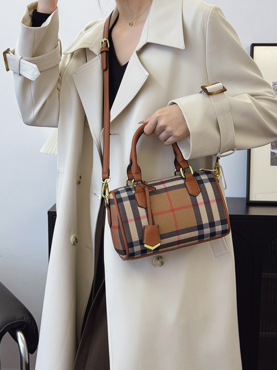 Designer free shipping Plaid tote bag women bag shoulder bag crossbody bag versatile large capacity handbag white black