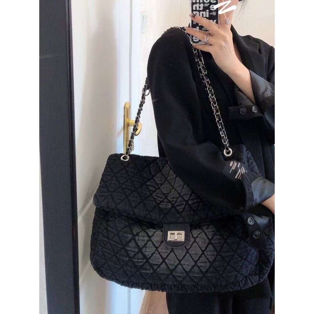 Hot Selling Cowboy Wandering Grid Crossbody Ink Wash Versatile Commuting Shoulder Bag Fashionable Chain Dyed Women's New Designer Bags Free Labub