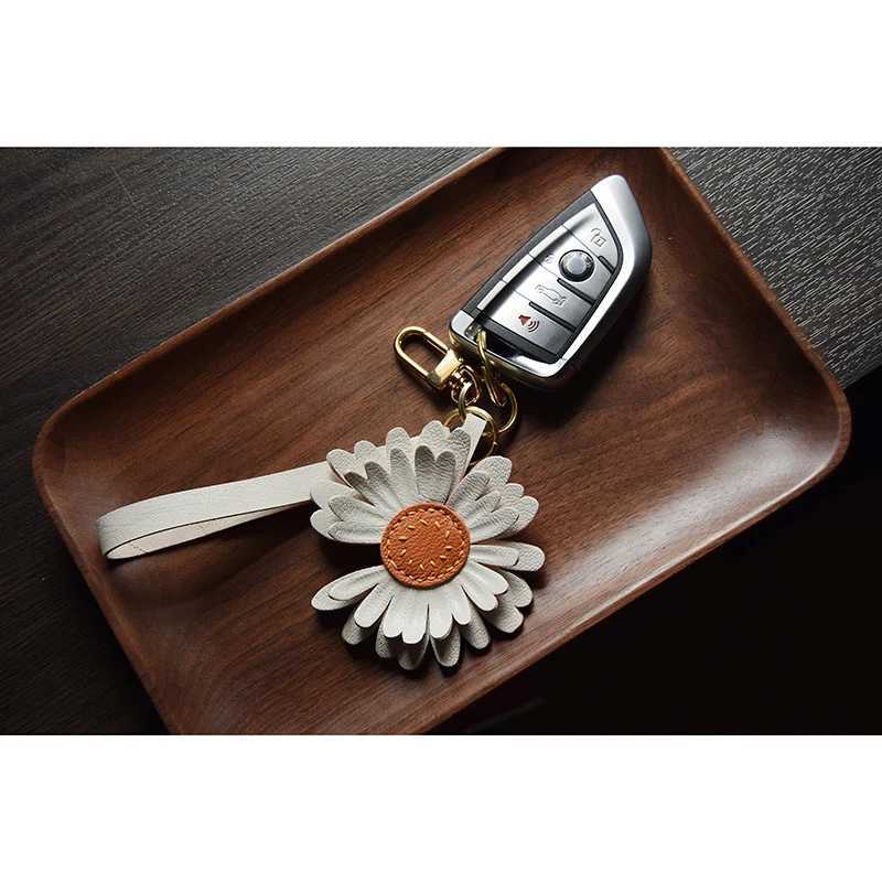 Handmade leather Bag charm small daisy handmade sheepskin car key bag pendant gift Birthday gift J251121