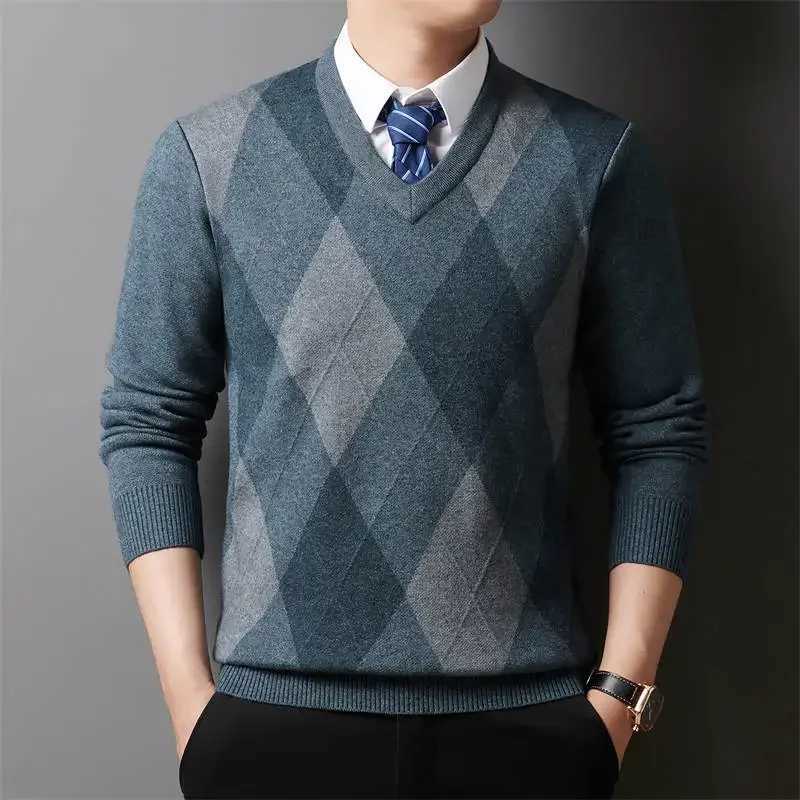 Winter Warm New Mens Plaid Vneck Long Sleeved Sweater Knitted Sweater Fashion Casual Versatile TopXJ251022