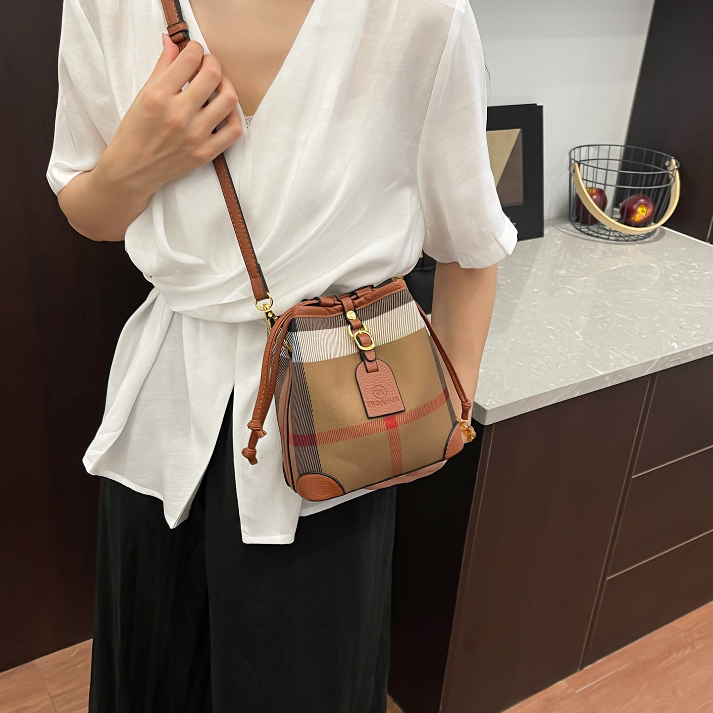 Free shipping designer bag Shoulder Handbag Fashion Embossed Tote Bag Large Capacity Bucket Bag