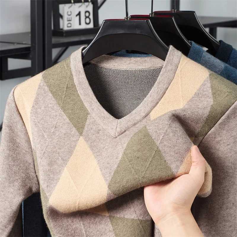 Winter Warm New Mens Plaid Vneck Long Sleeved Sweater Knitted Sweater Fashion Casual Versatile TopXJ251022