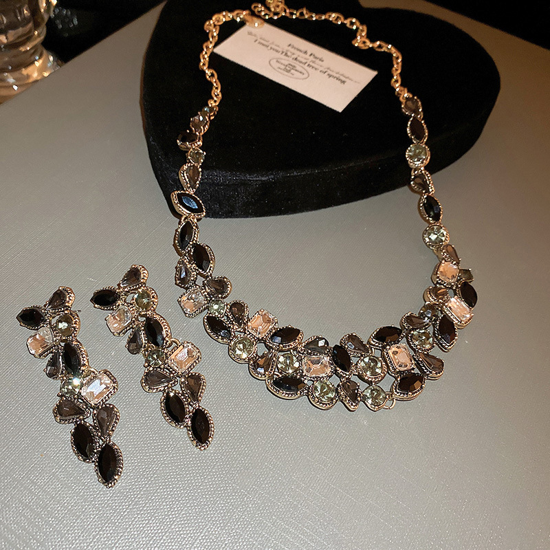 Diamond-encrusted Water Drop Tassel Necklace Light Luxury Dress Socialite Temperament Pendant Clavicle Chain High-end Fashion Jewelry - view 4