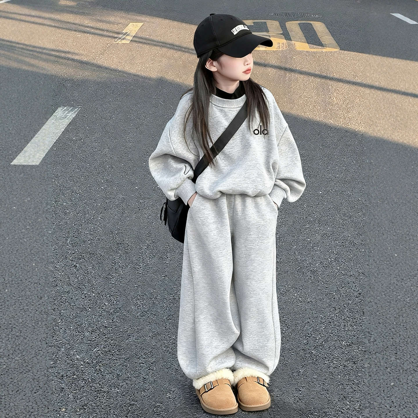 2025 Girls Autumn 2-Piece Set, Fashion Hoodie and Joggers Tracksuit, Luxury Fashion Sports Outfit for Kids and Tweens