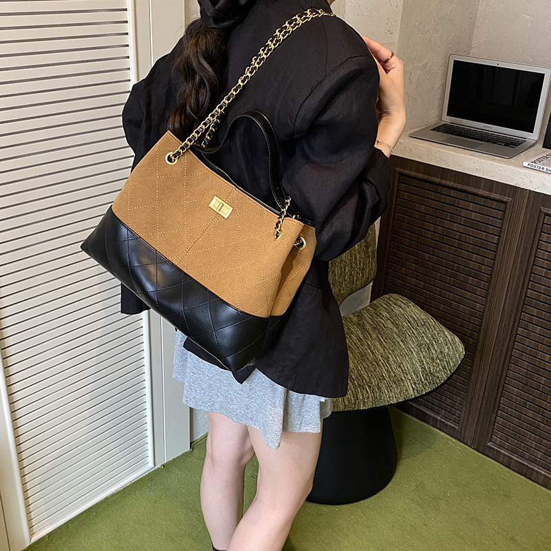 Designer bag free shipping 2025 autumn and winter hot diamond lattice cowhide tote bag with large capacity retro chain hobos for woman black grey coff
