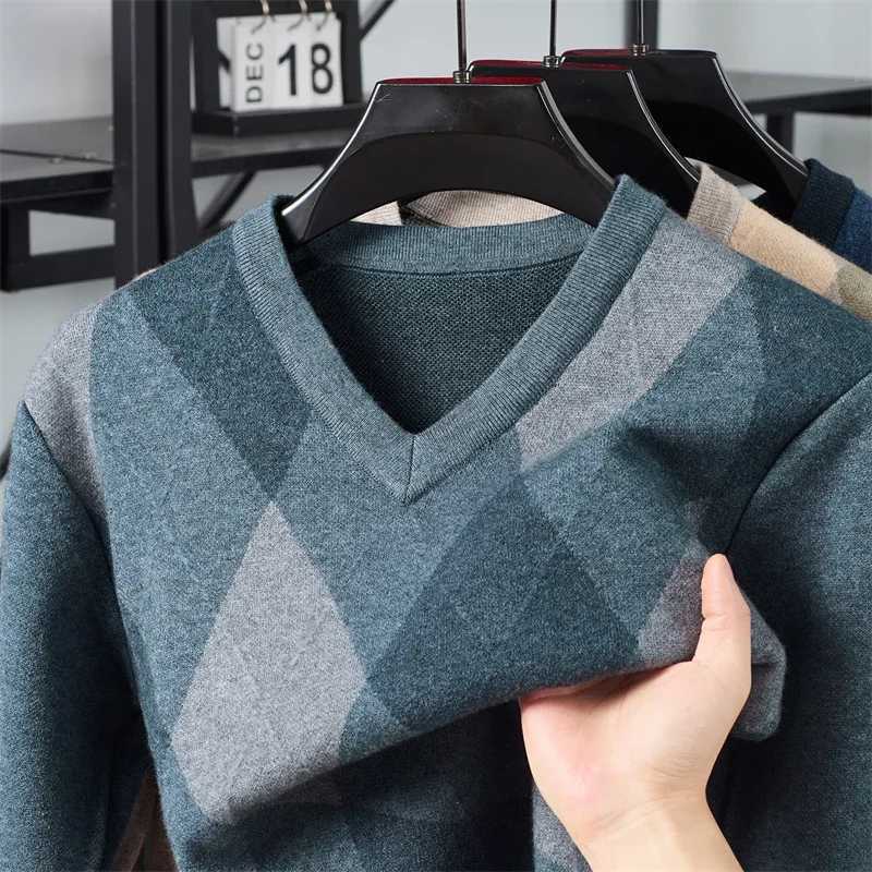 Winter Warm New Mens Plaid Vneck Long Sleeved Sweater Knitted Sweater Fashion Casual Versatile TopXJ251022