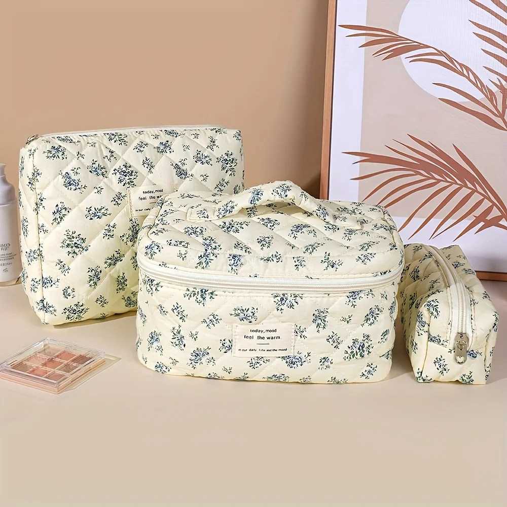 Floral Pattern Travel Cosmetic Bag Portable Cosmetic Bag is suitable for womens travel and School essentials Makeup BagW251021