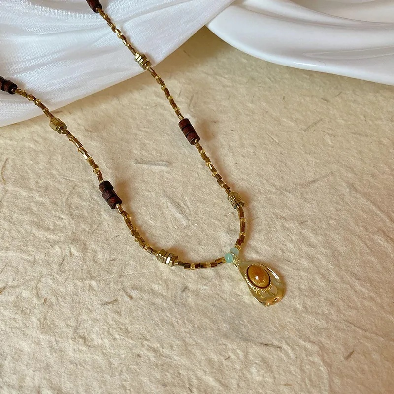 2024 INS Hot Designer jewelry Maillard coffee color retro bead collarbone sweater chain autumn and winter high-end decorative necklace for w