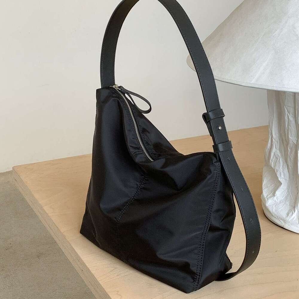 Minimalist Single Shoulder Commuting High-End New Fashion Korean Style Niche Women's Nylon Casual Bag For Women B5