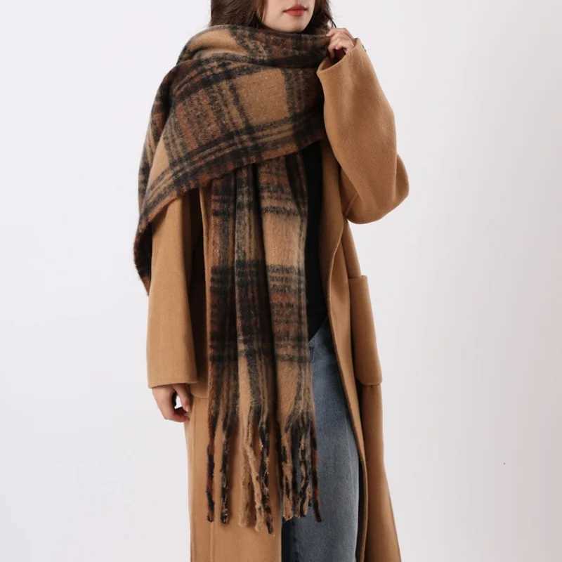 2025 Caramelized Plush Cozy Thermal Scarf Thick Vintage Classic Tartan Shawl Wrap for Autumn Winter 2025 Trends J251118