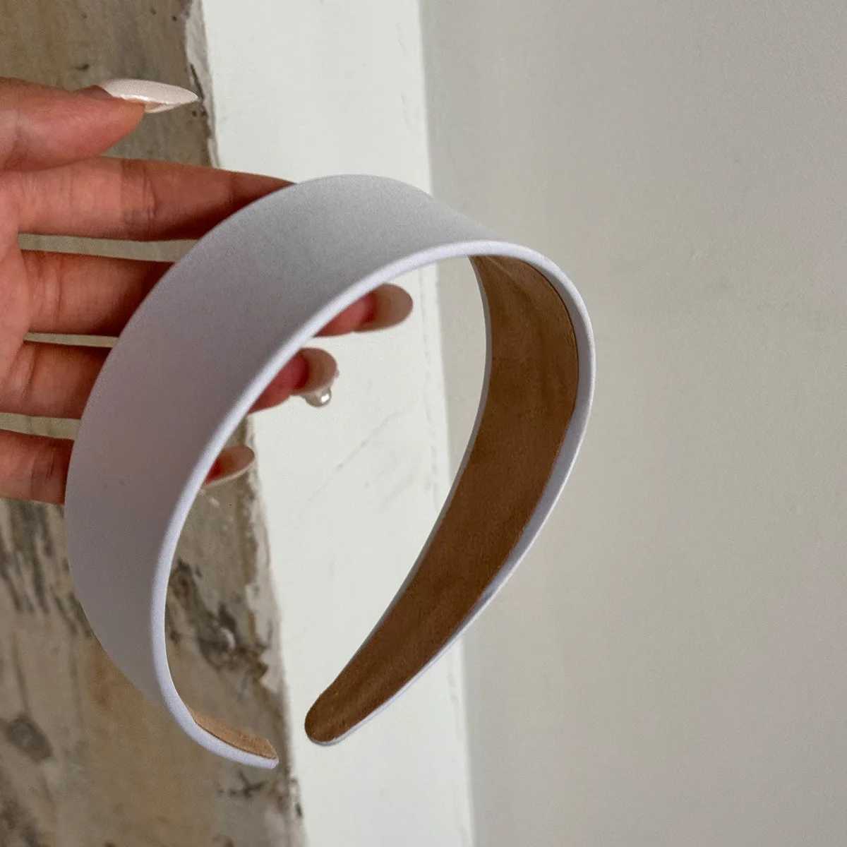 White widebrimmed satin headband womens 2025 new highend hairpin summer daily wear high skull top hair band accesorios new in V251022