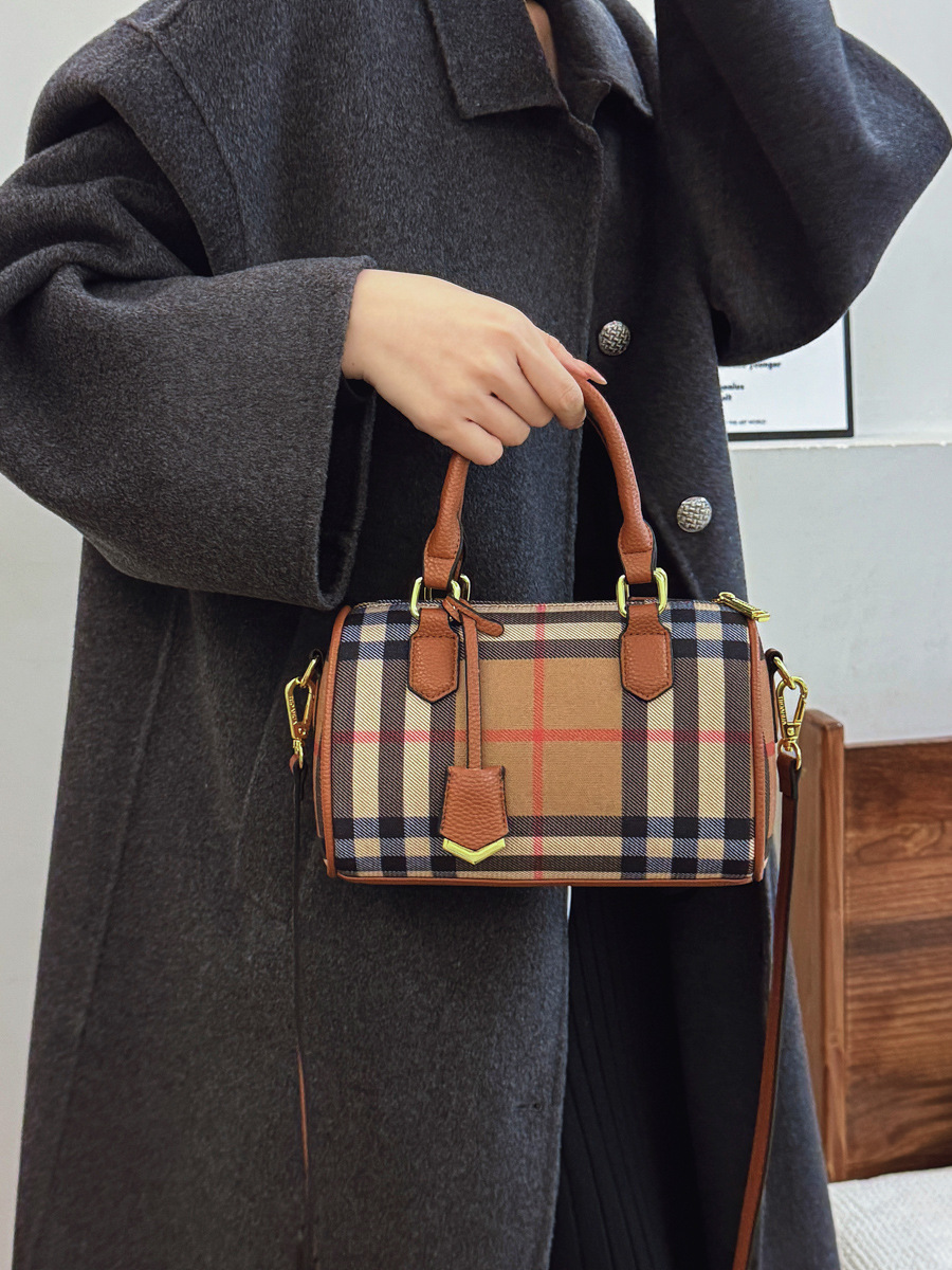 Designer free shipping Plaid tote bag women bag shoulder bag crossbody bag versatile large capacity handbag white black