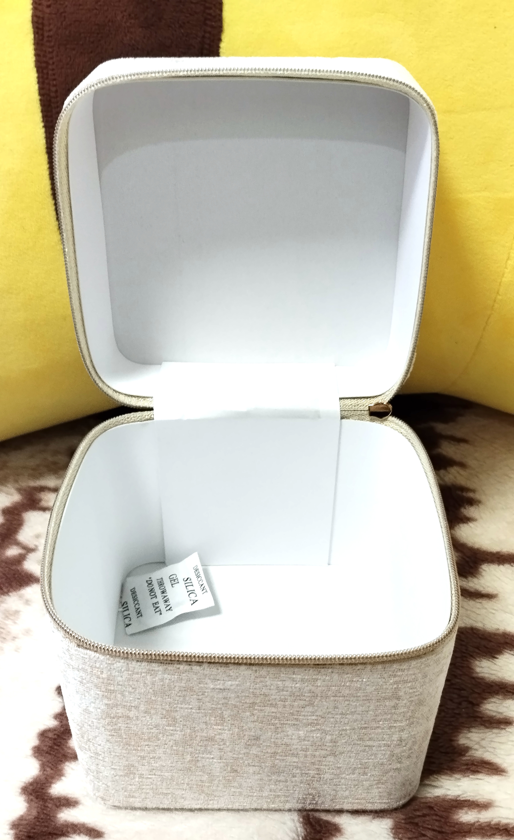 Professional Grade Cosmetic Counter Organizer Compact & Functional Styling Station Furniture Set for Spa Environments