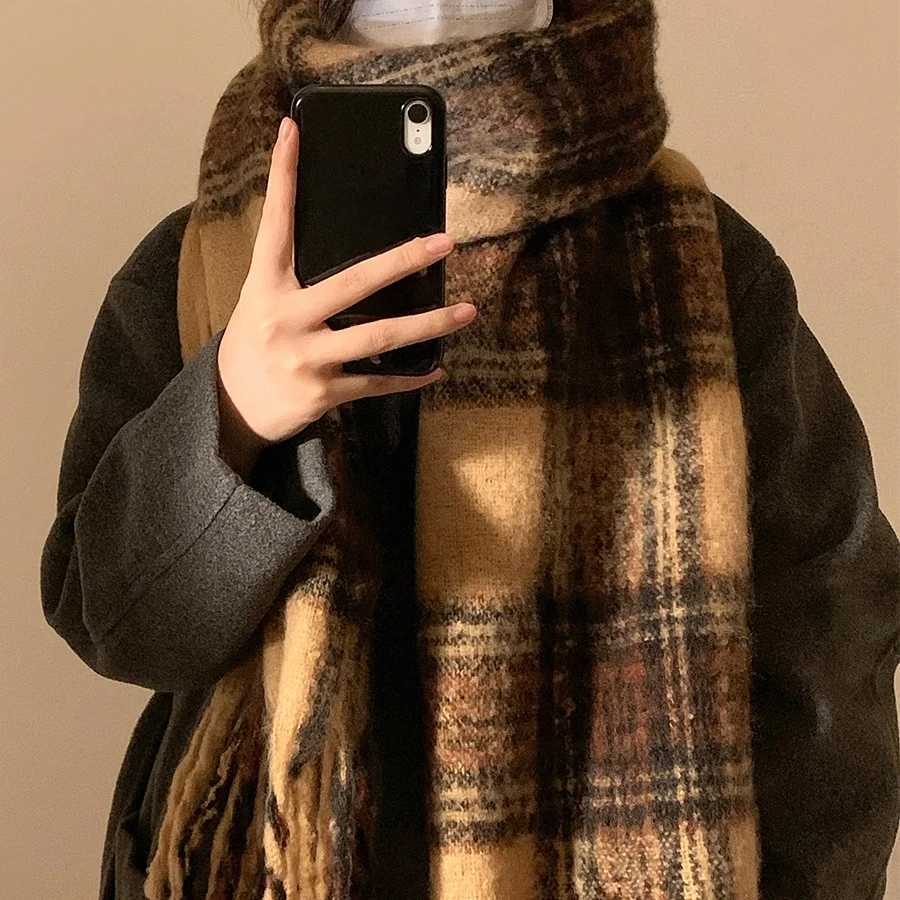 2025 Caramelized Plush Cozy Thermal Scarf Thick Vintage Classic Tartan Shawl Wrap for Autumn Winter 2025 Trends J251118