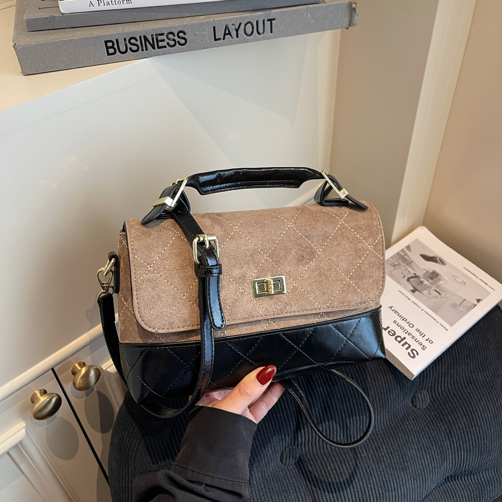 Designer hot free shipping 2025 Autumn and winter new contrasting mailman bag PU splicing suede diamond grid handbag for woman black red khaki brown