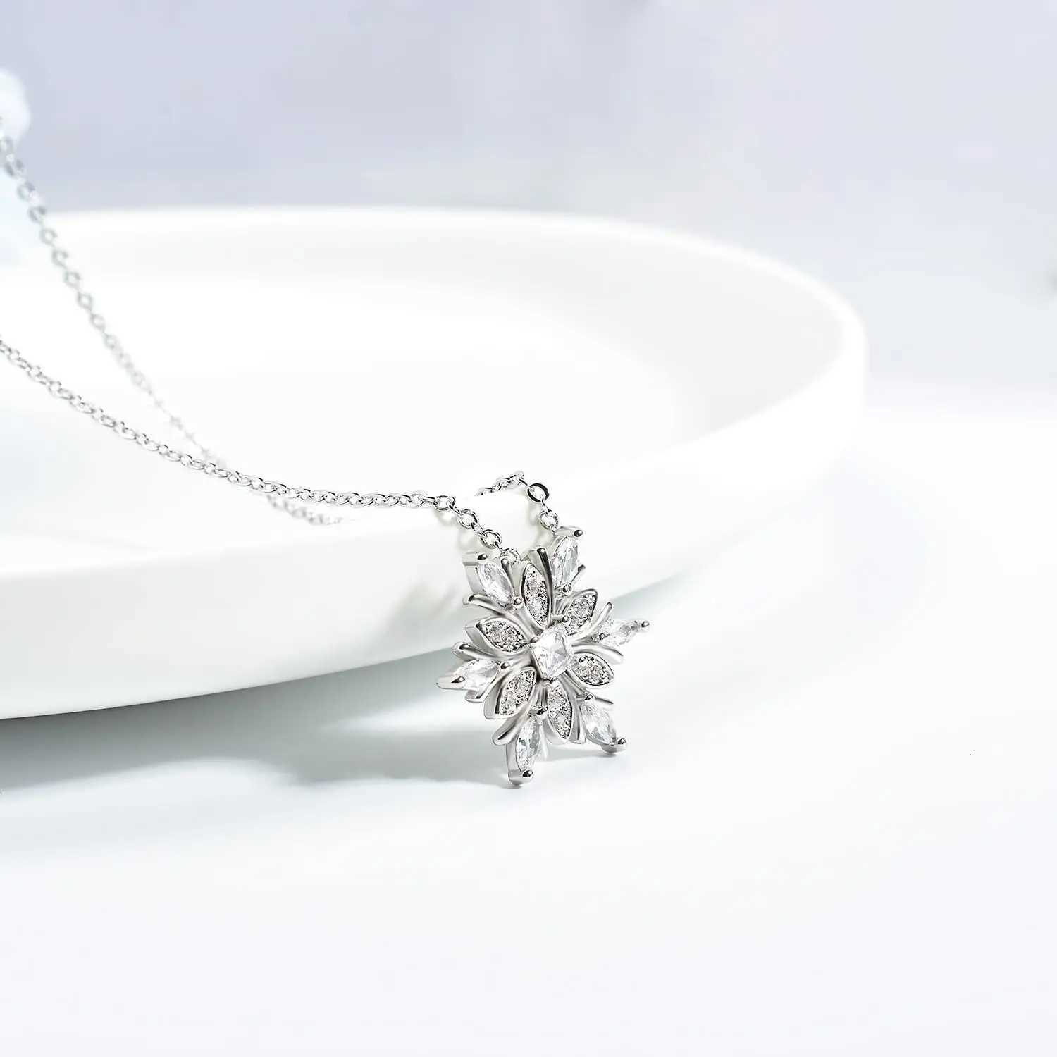 Womens Silver Plated Blue Crystals Snowflake Pendant Fashion Necklace Collarbone Chain For Christmas For Winter Jewelry V251022