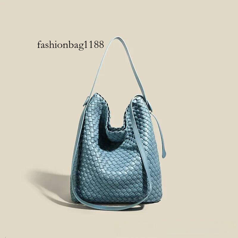 High-End Handwoven Bucket Large Capacity Single Shoulder Underarm Casual Commuter Crossbody Women's Bag