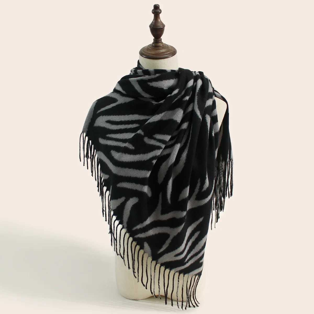 2025 Winter Leopard Print Scarf Women Warm Fashion Wrap Comfortable Stole Neckwear Versatile Shawl J251118